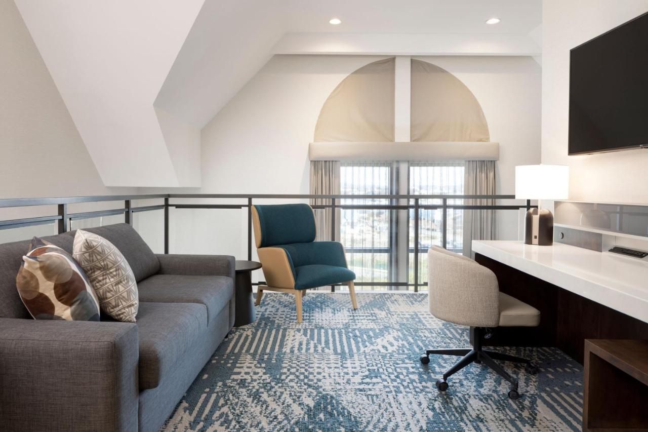 Delta Hotels By Marriott Victoria Ocean Pointe Resort Exterior photo